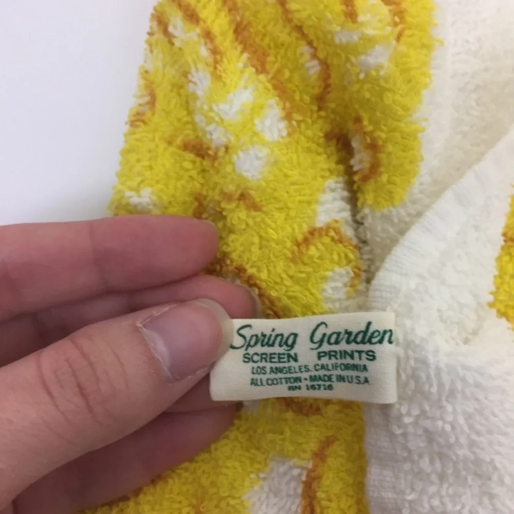 Vintage spring garden yellow daisy print small towel retro 70s
